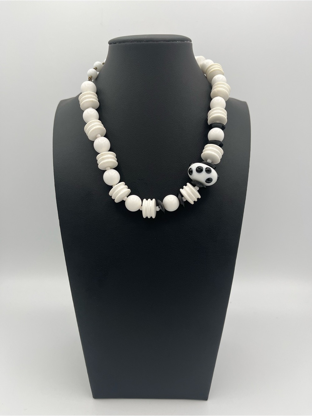Vintage Miriam Haskell Chunky Hubnail Statement Necklace – Signed White & Black - Picture 2 of 5